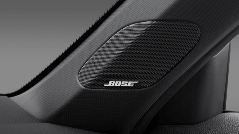 Hệ thống 12 loa cao cấp BOSE với công nghệ âm thanh vòm mang lại trải nghiệm âm thanh đa chiều sống động và chân thật, để bạn đắm chìm với những bản nhạc tuyệt hảo trên mọi chuyến hành trình (RS).